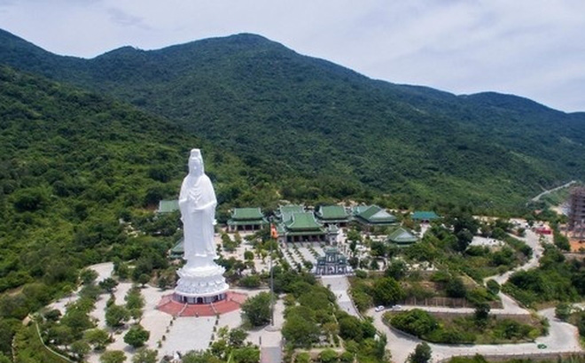 Chùa Linh Ứng với bức tượng Phật cao 67m