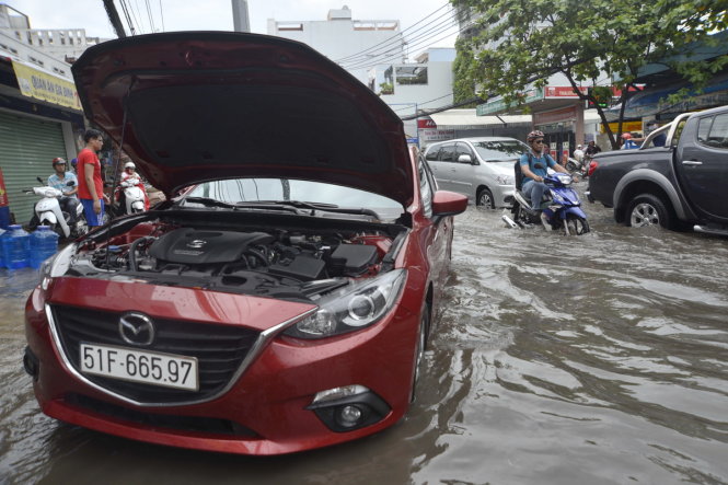 lái xe ô tô qua vùng ngập nước