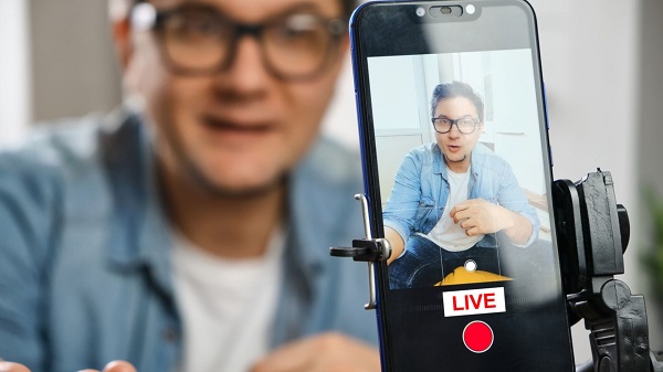 Đầu tư theo Finfluencer Marketing: Nên hay không?