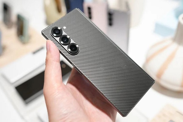 samsung Galaxy Z Fold 6 và iPhone 16