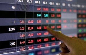 đầu tư chứng chỉ quỹ hay cổ phiếu